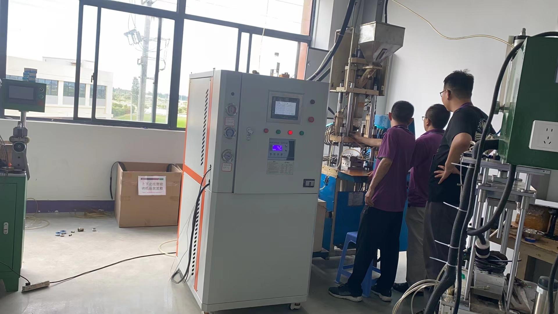 立式注塑機冷熱切換控溫成型現場分析